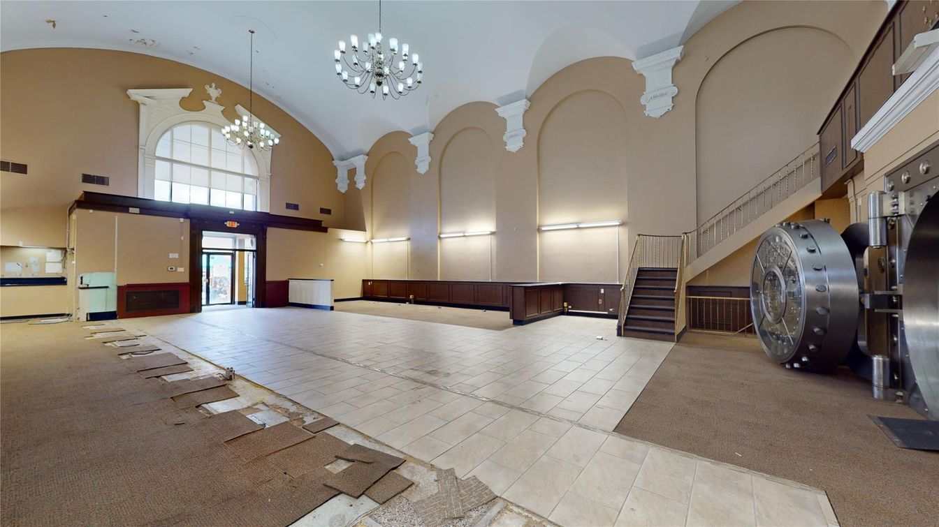 Chandelier, Interior