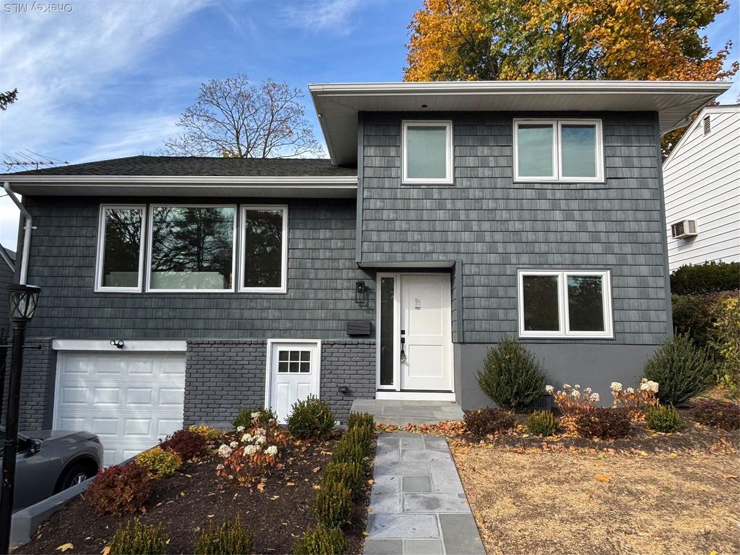 Attached, Exterior, Facade, Split Level