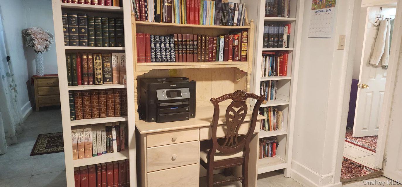 Home Office, Interior