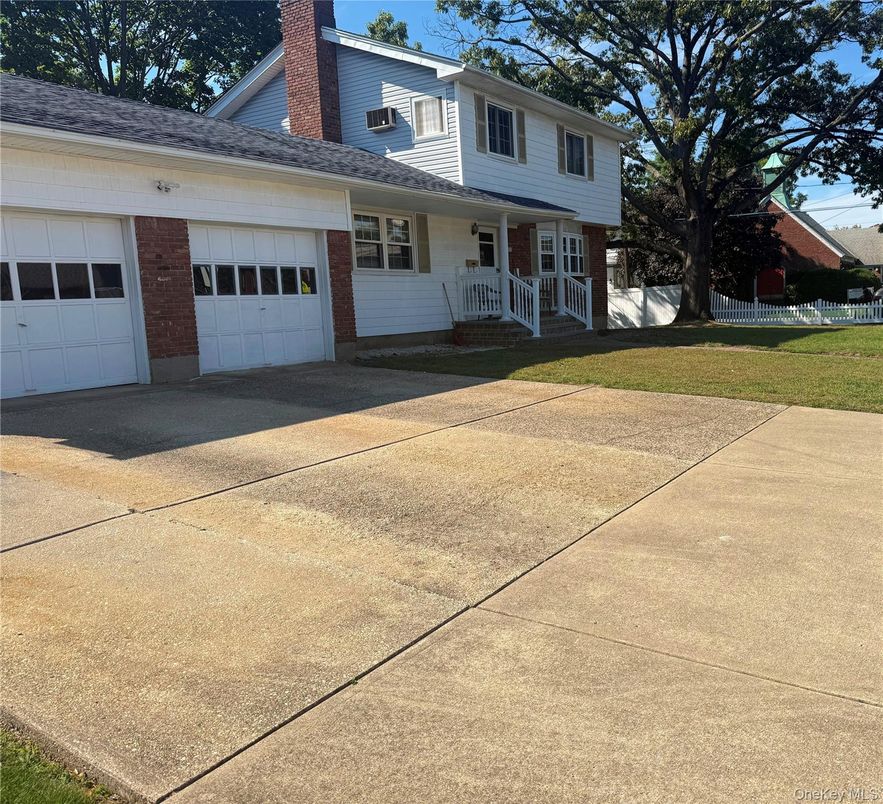 Attached, Exterior, Facade, Brick Facade, Split Level