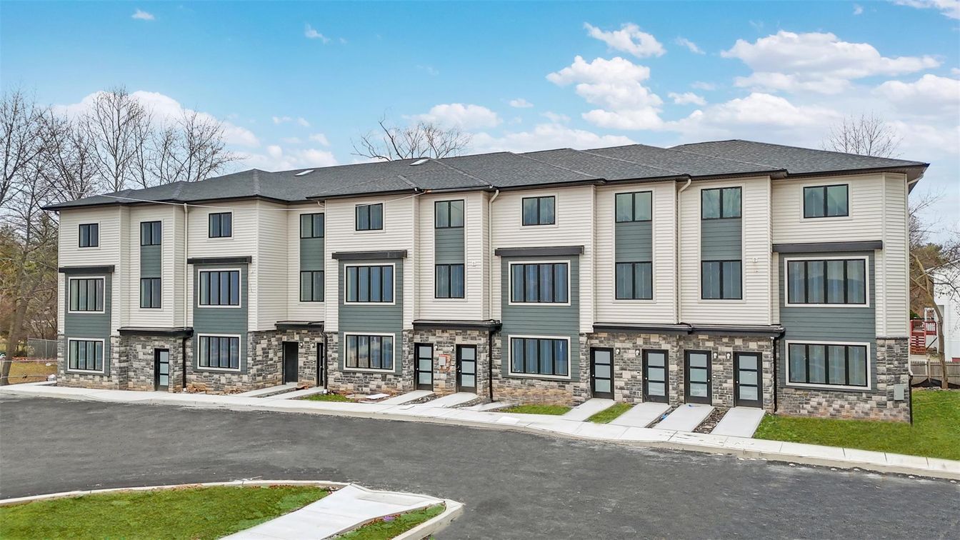 Exterior, Facade, Rowhouse