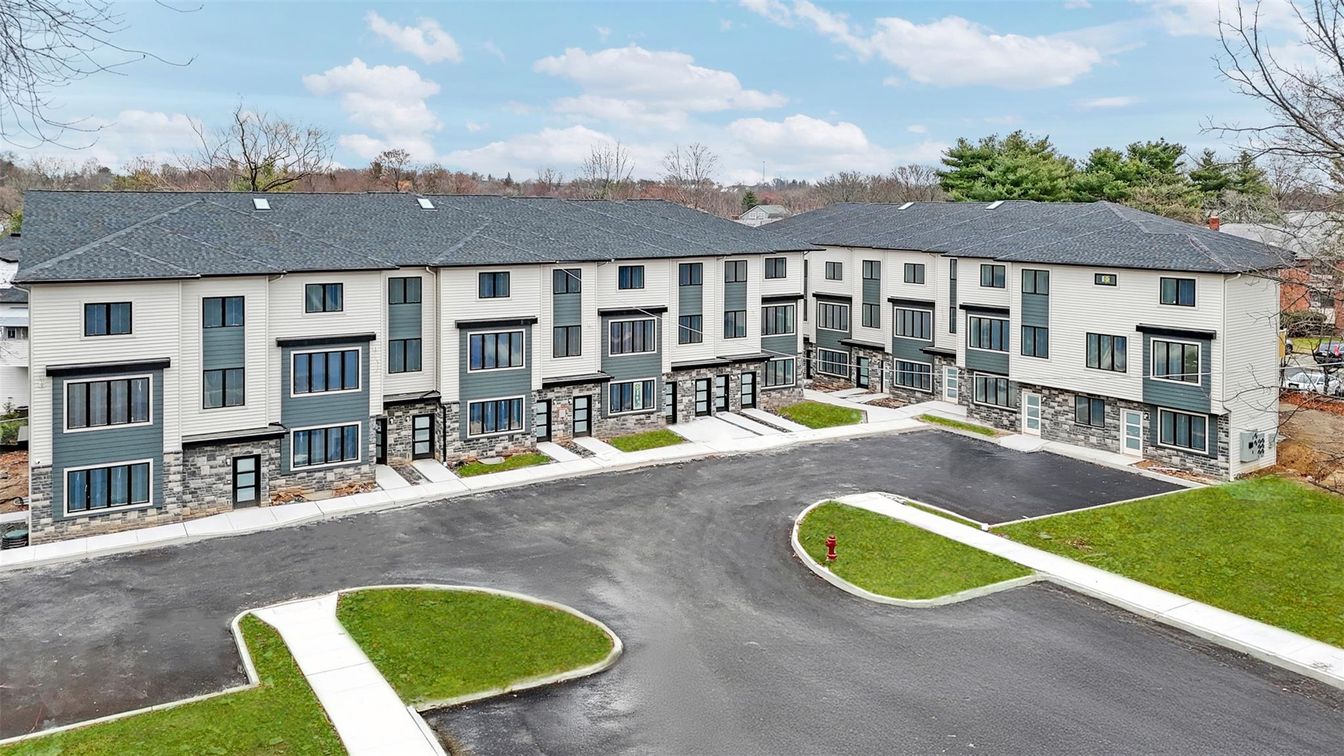 Exterior, Facade, Rowhouse