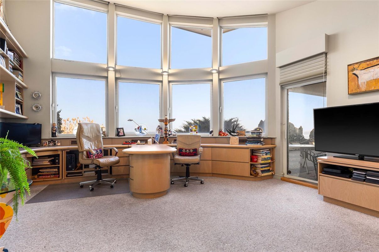 Home Office, Interior