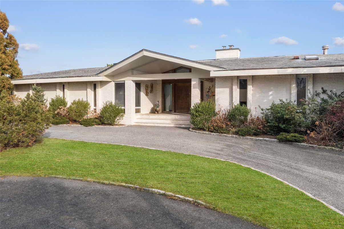 Exterior, Facade, Brick Facade, Ranch