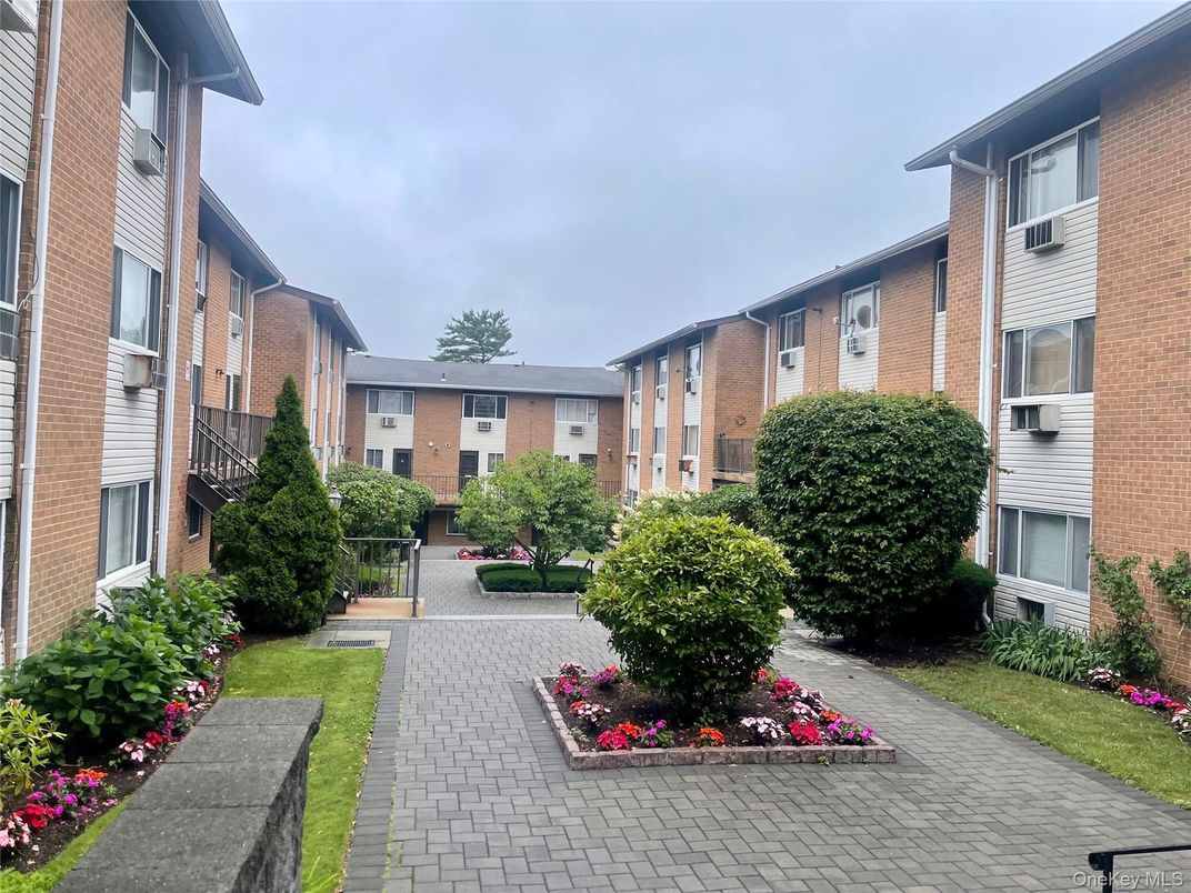 Exterior, Facade, Brick Facade, Rowhouse