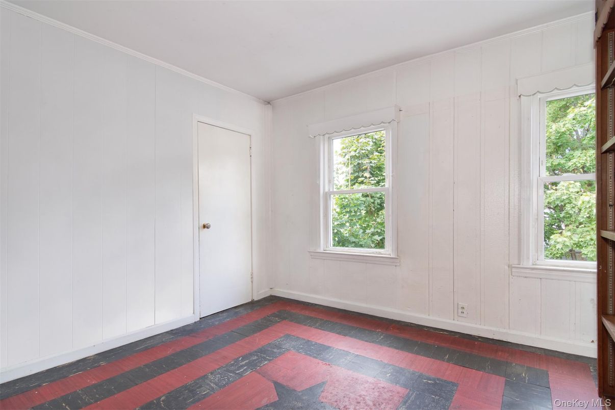 Empty room, Interior