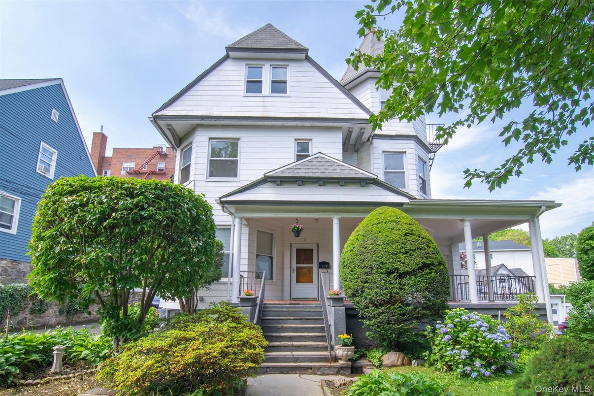 Exterior, Facade, Queen Anne Victorian