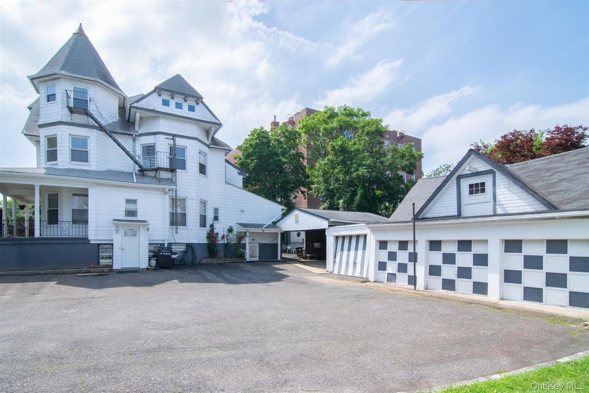 Attached, Exterior, Facade, Queen Anne Victorian