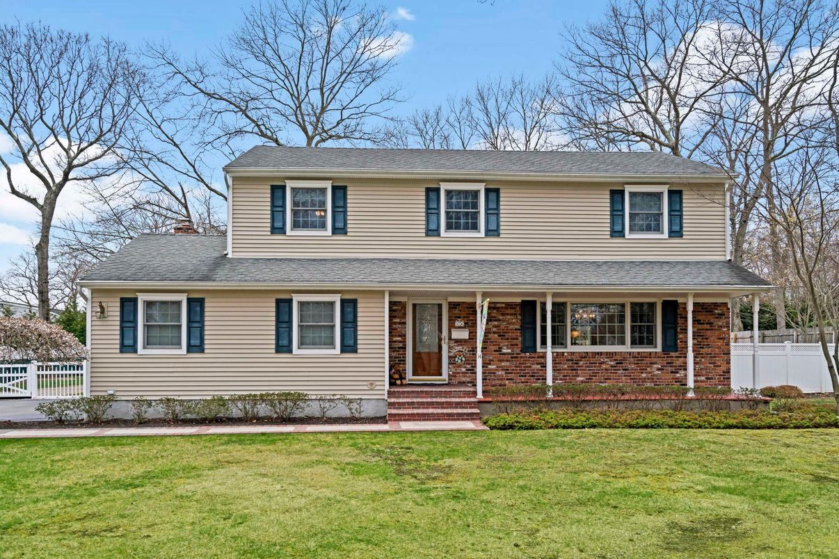 Exterior, Facade, Brick Facade, Split Level