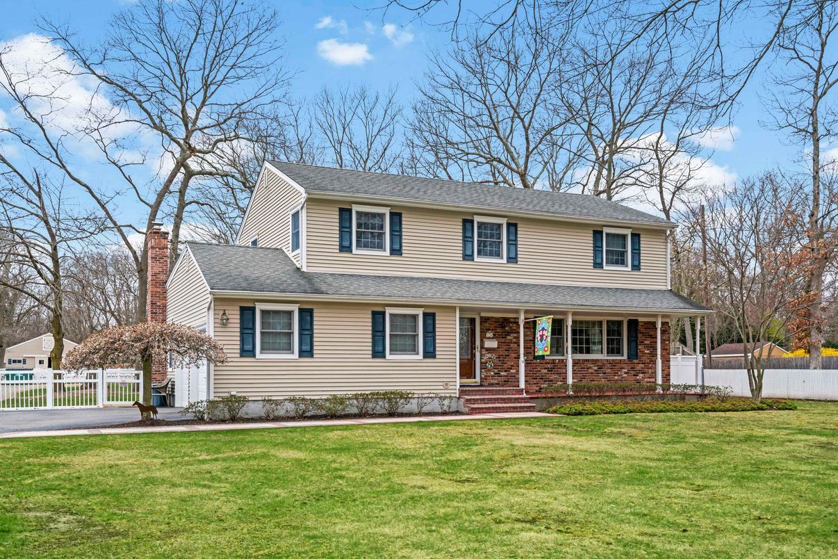 Exterior, Facade, Brick Facade, Split Level