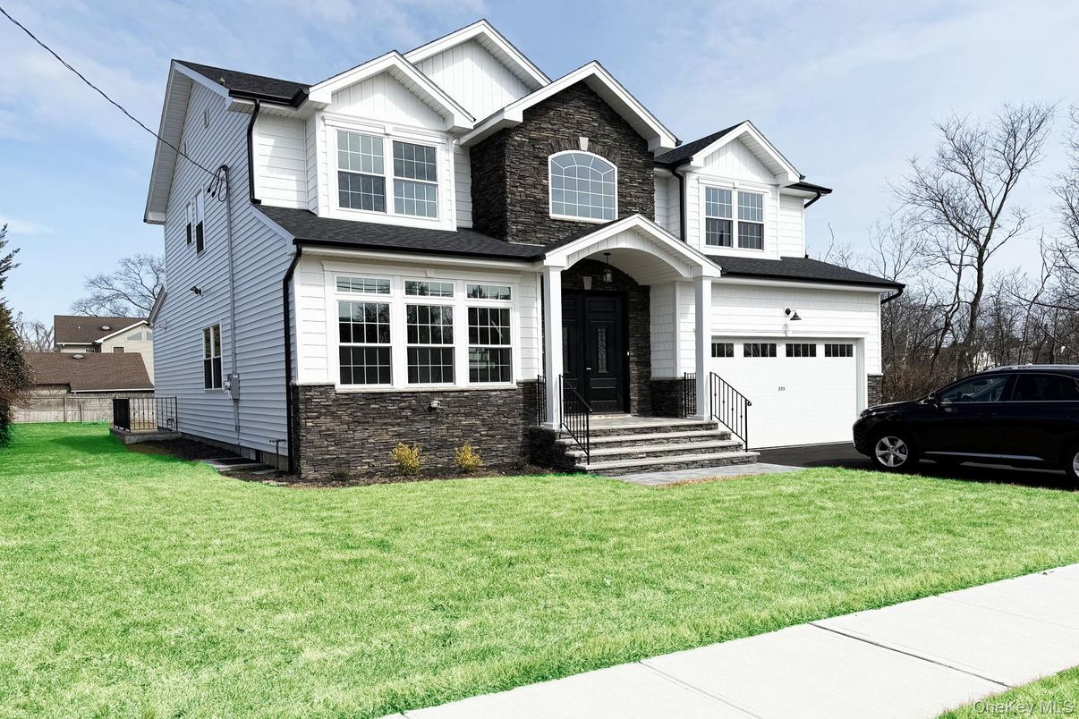 Attached, Exterior, Facade, Farmhouse