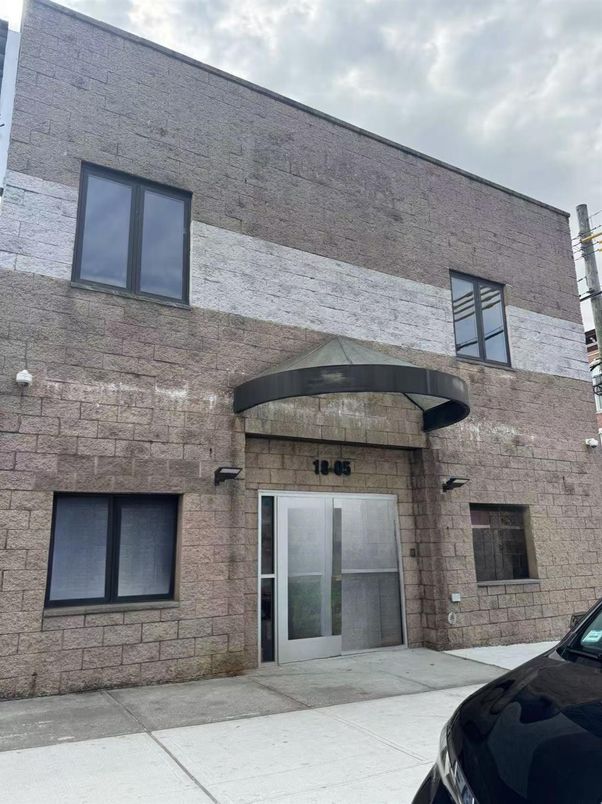 Exterior, Facade, Brick Facade, Rowhouse