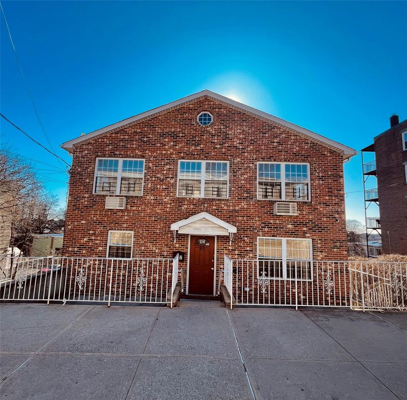 Exterior, Facade, Brick Facade, Georgian