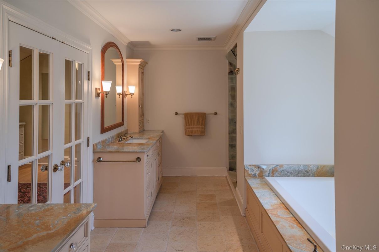 Bathroom, Dual Sink Vanities, Interior, Recessed Lighting