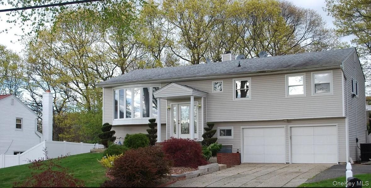 Attached, Exterior, Facade, Raised Ranch