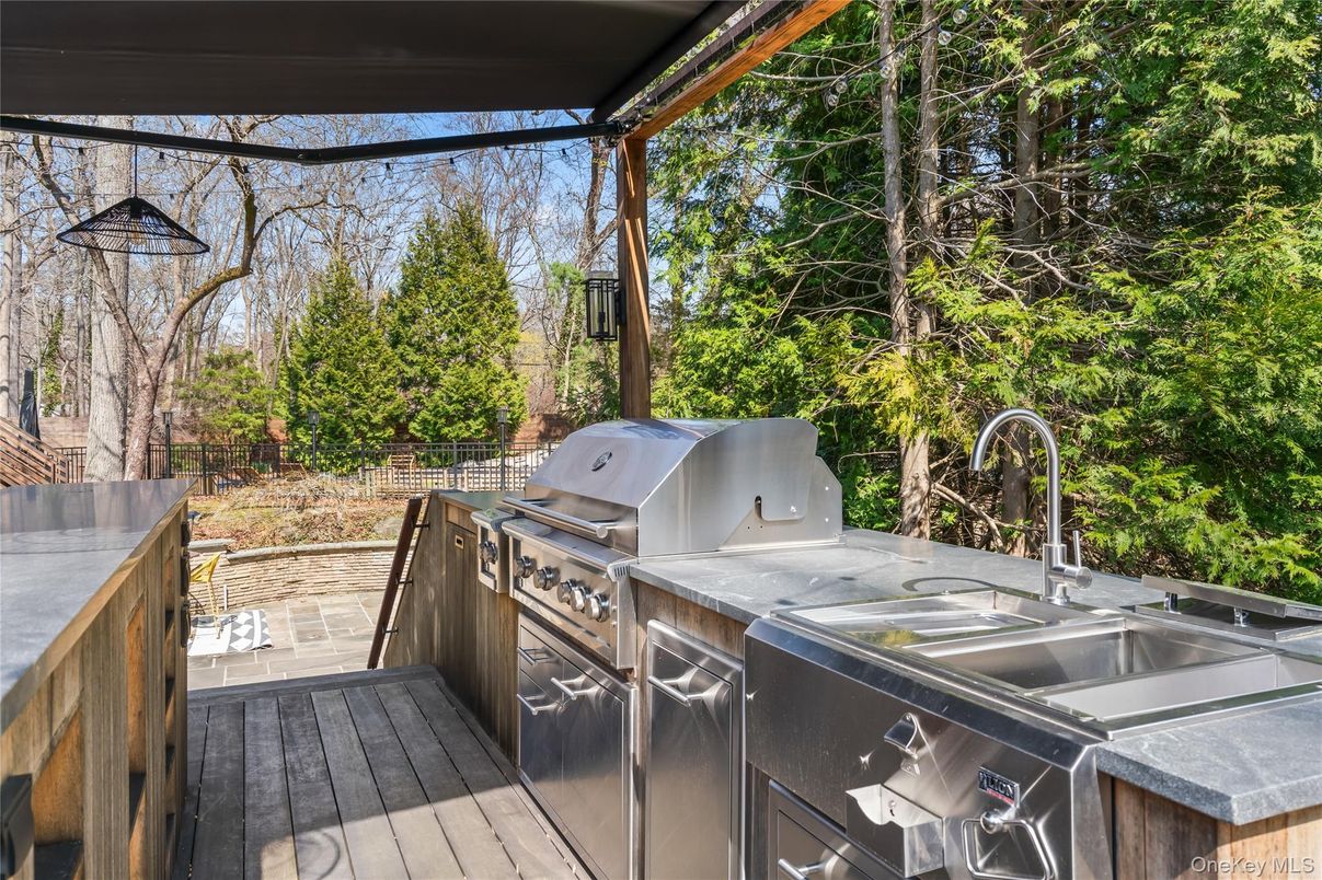Exterior, Outdoor Kitchen