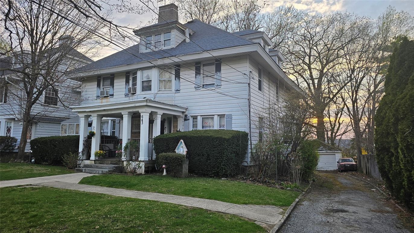 Exterior, Facade, American Foursquare