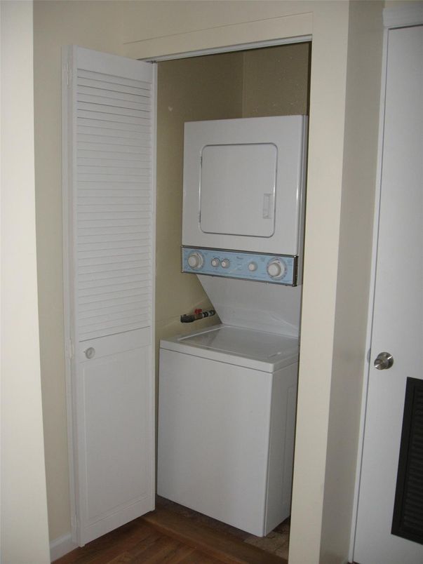 Interior, Utility Closets, Washer, Wood Texture Flooring