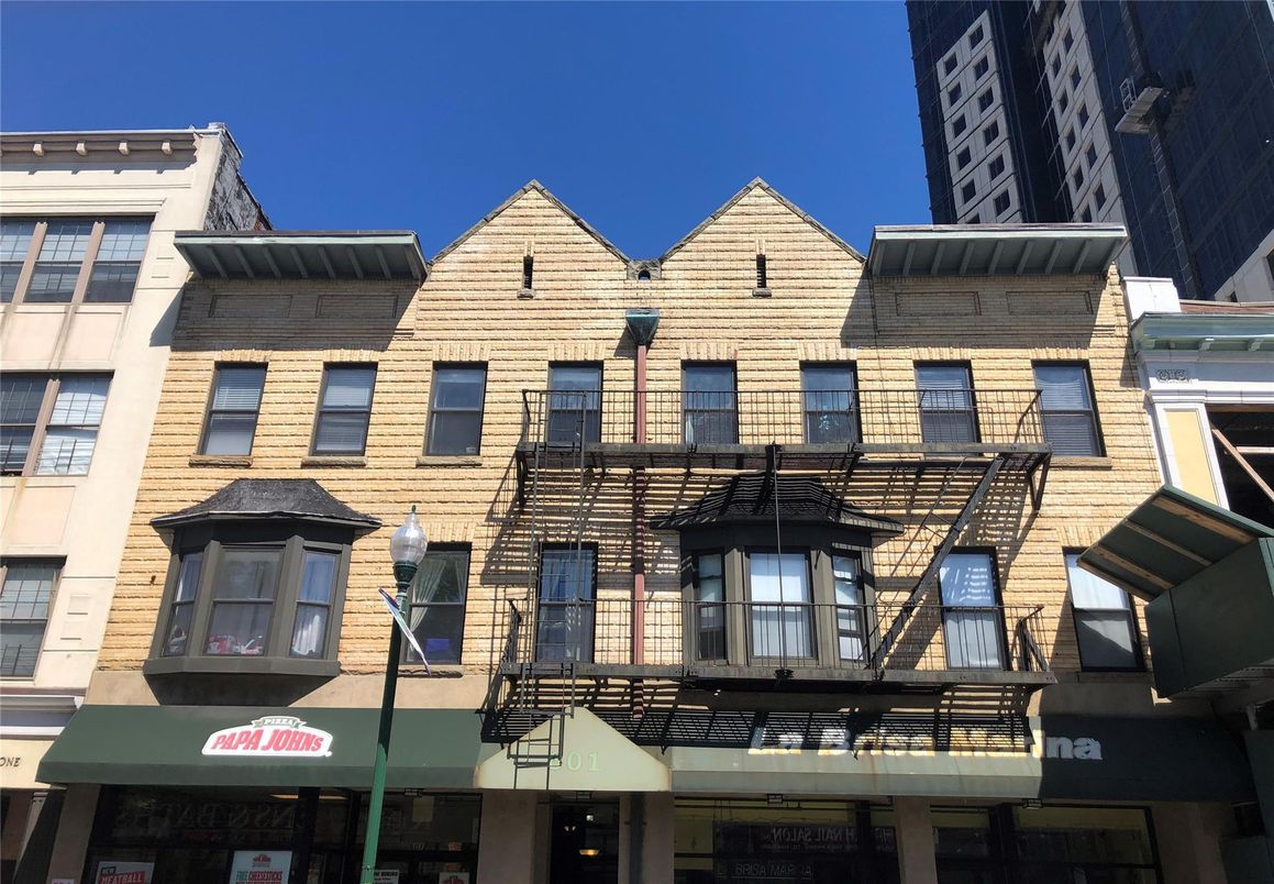 Exterior, Facade, Rowhouse