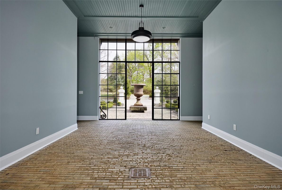 Empty room, Interior, Pendant Lights
