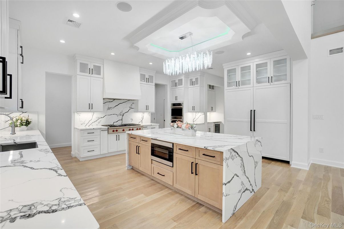 Chandelier, Interior, Kitchen, Marble Walls, Recessed Lighting, Stainless Steel Appliances, Wood Texture Flooring