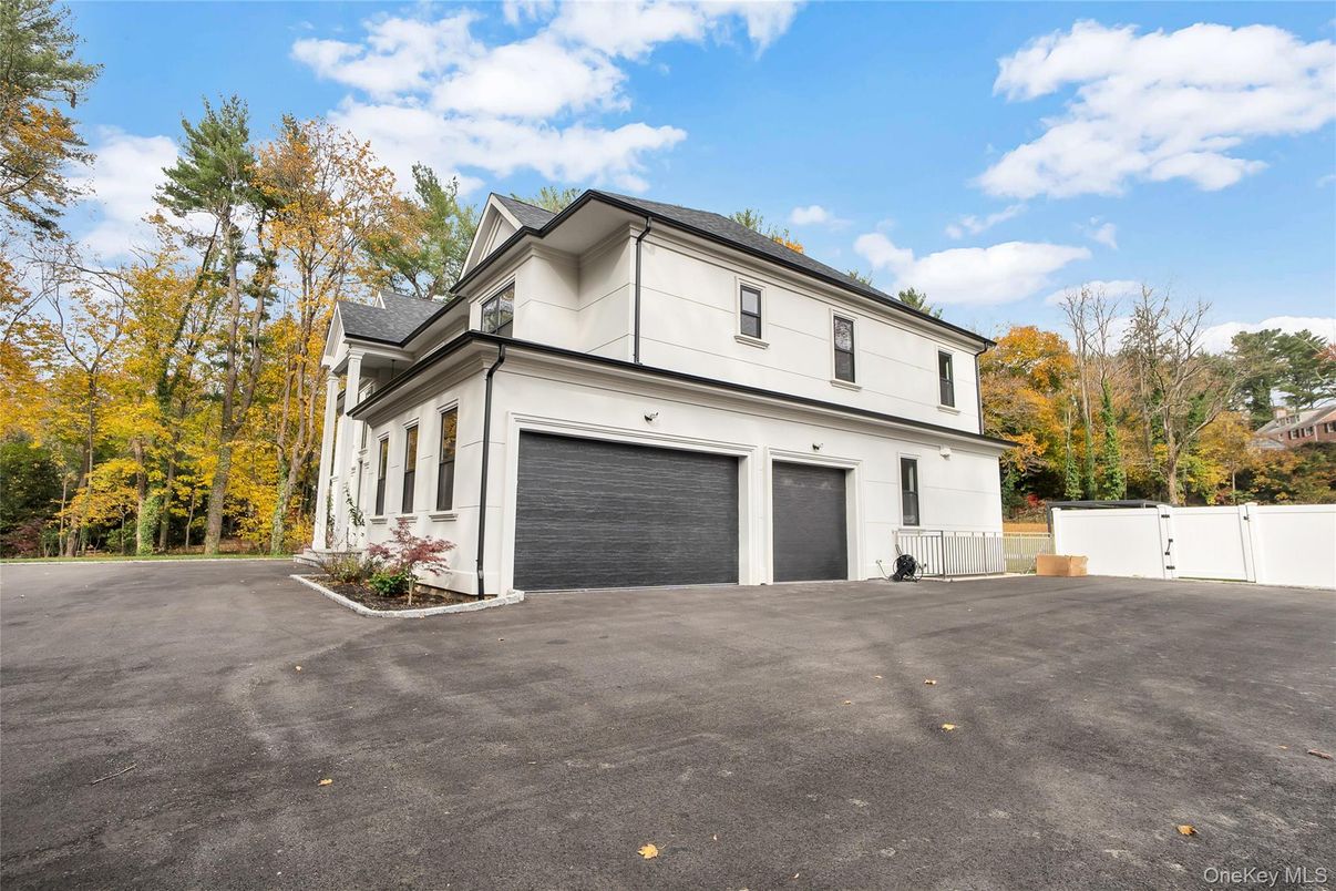 Attached, Exterior, Facade, Farmhouse