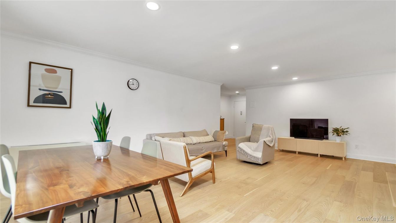 Dining room, Interior, Living room, Recessed Lighting, Wood Texture Flooring