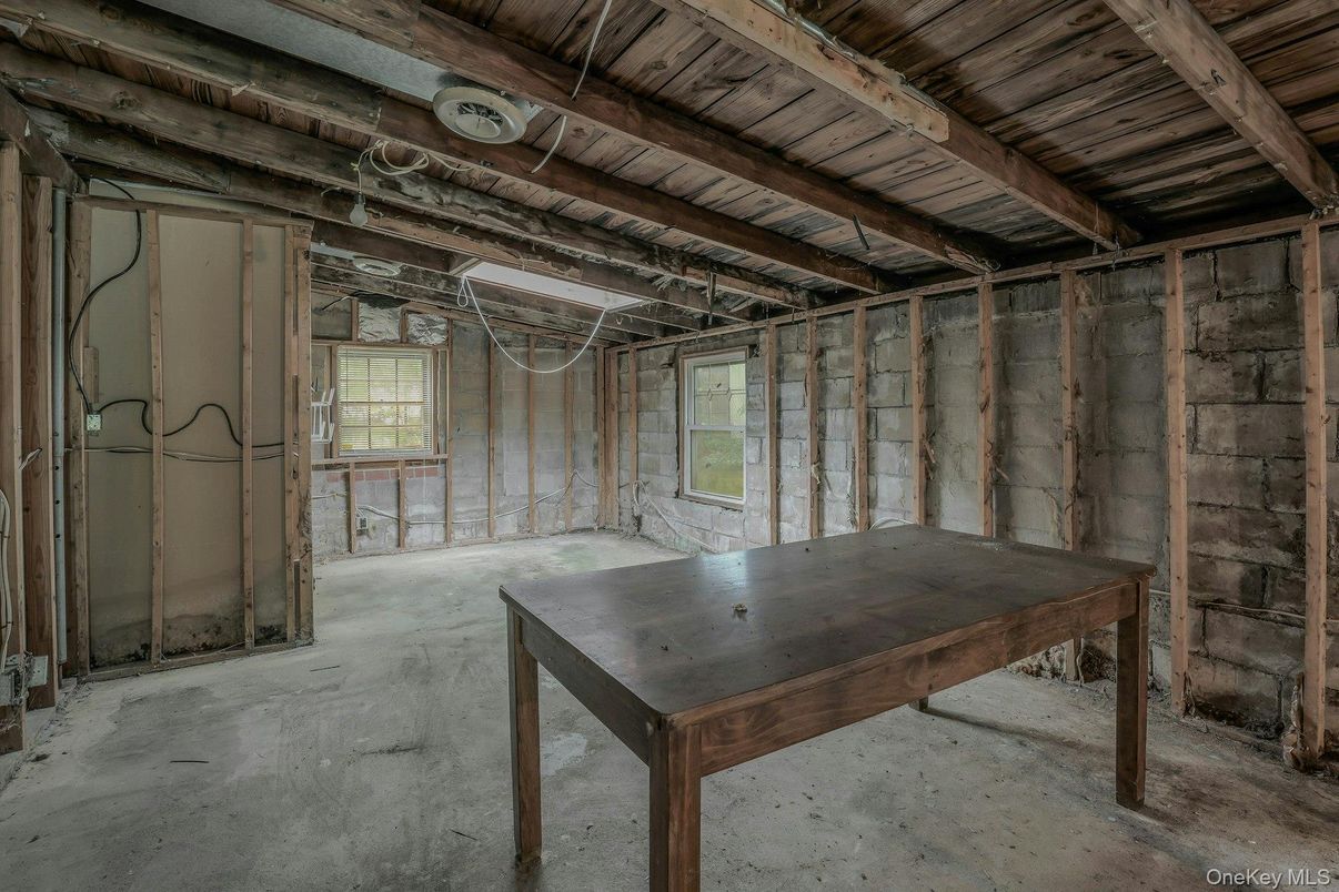 Empty room, Interior, Wooden Beams, Wooden Ceilings