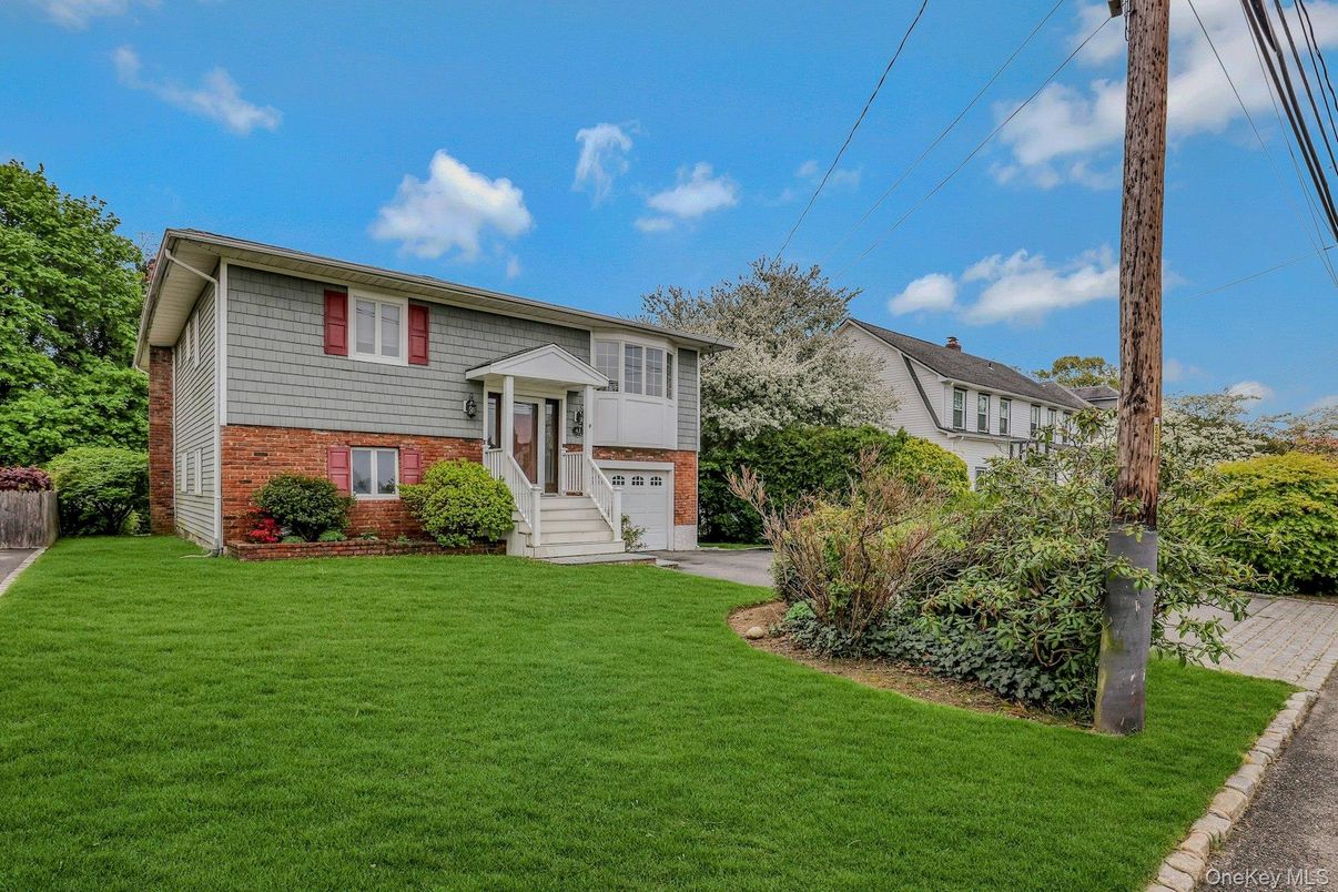 Attached, Exterior, Facade, Brick Facade, Raised Ranch