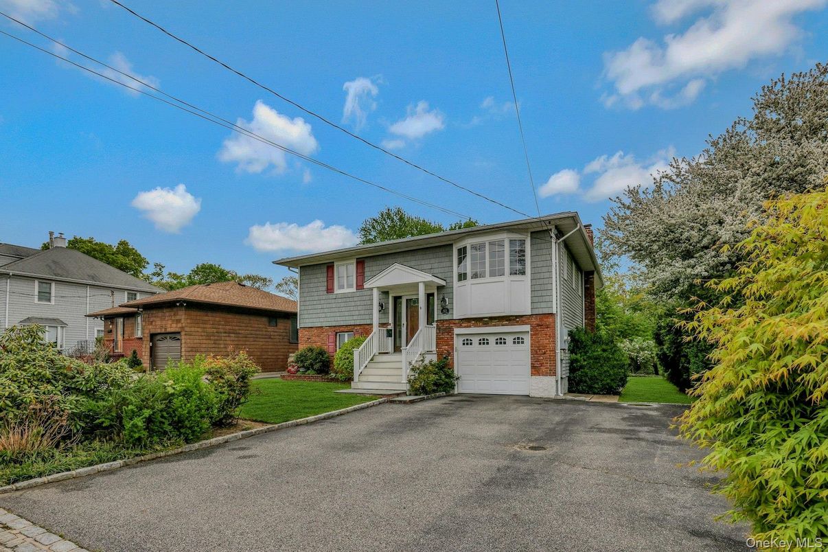 Attached, Exterior, Facade, Brick Facade, Raised Ranch