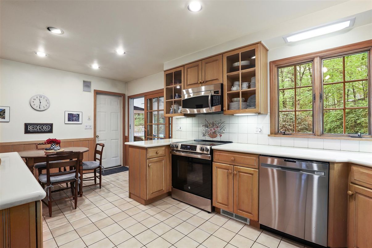 Dining room, Interior, Kitchen, Recessed Lighting, Stainless Steel Appliances