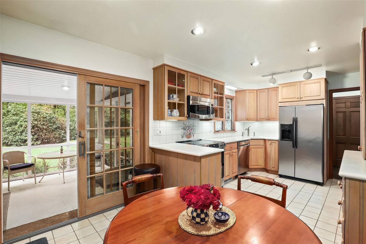 Dining room, Interior, Kitchen, Recessed Lighting, Stainless Steel Appliances