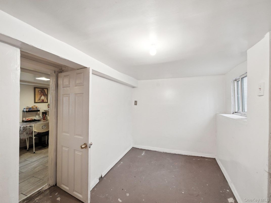 Empty room, Interior