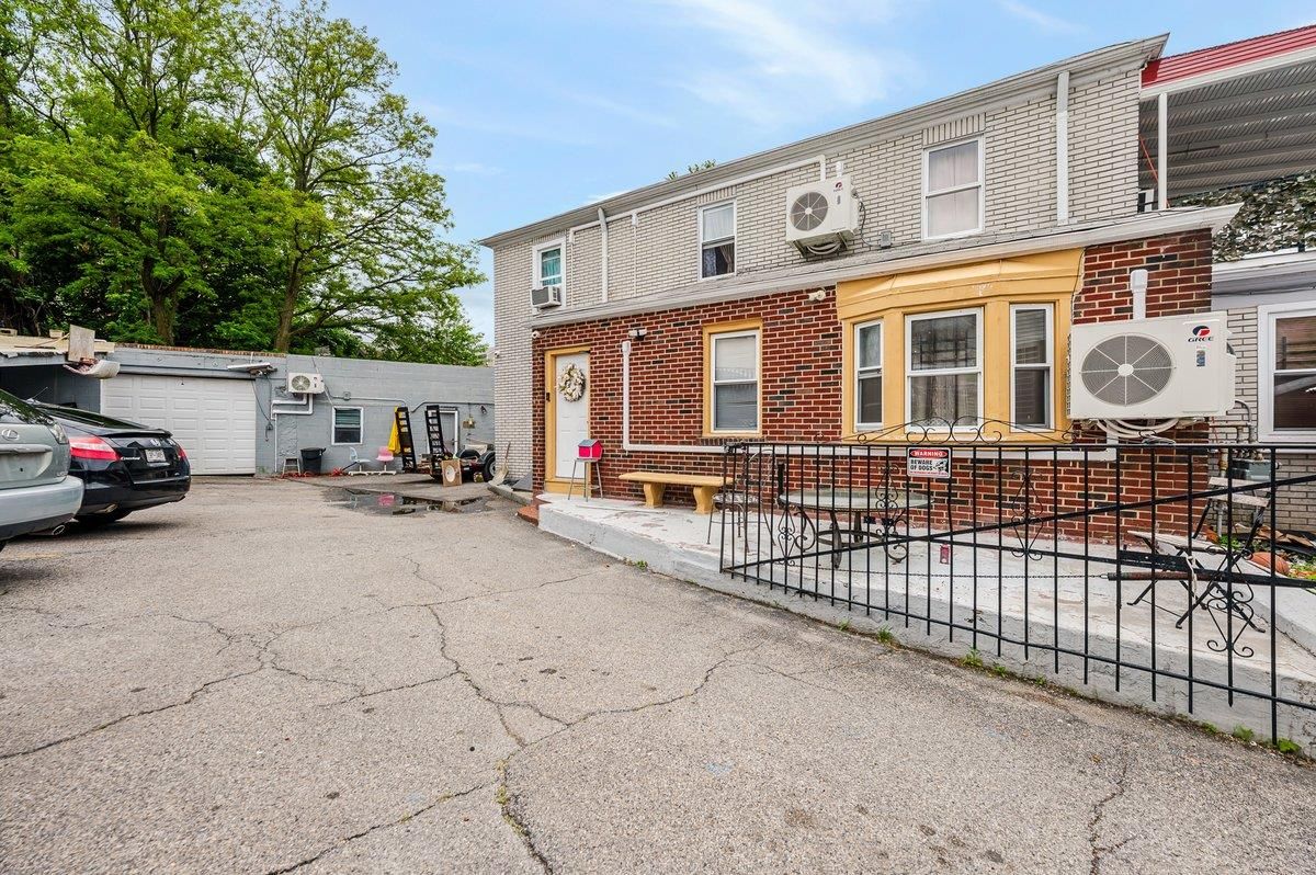 Attached, Exterior, Facade, Brick Facade, Rowhouse