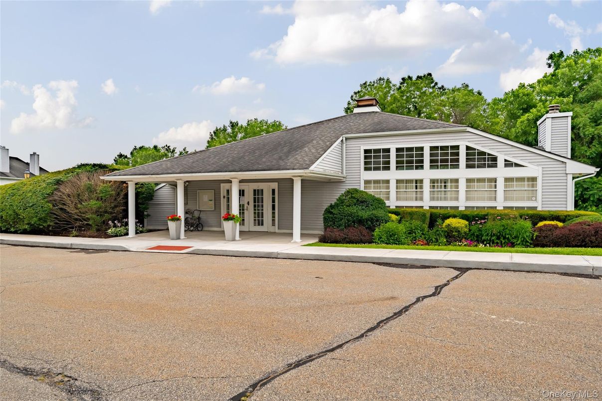 Exterior, Facade, Split Level