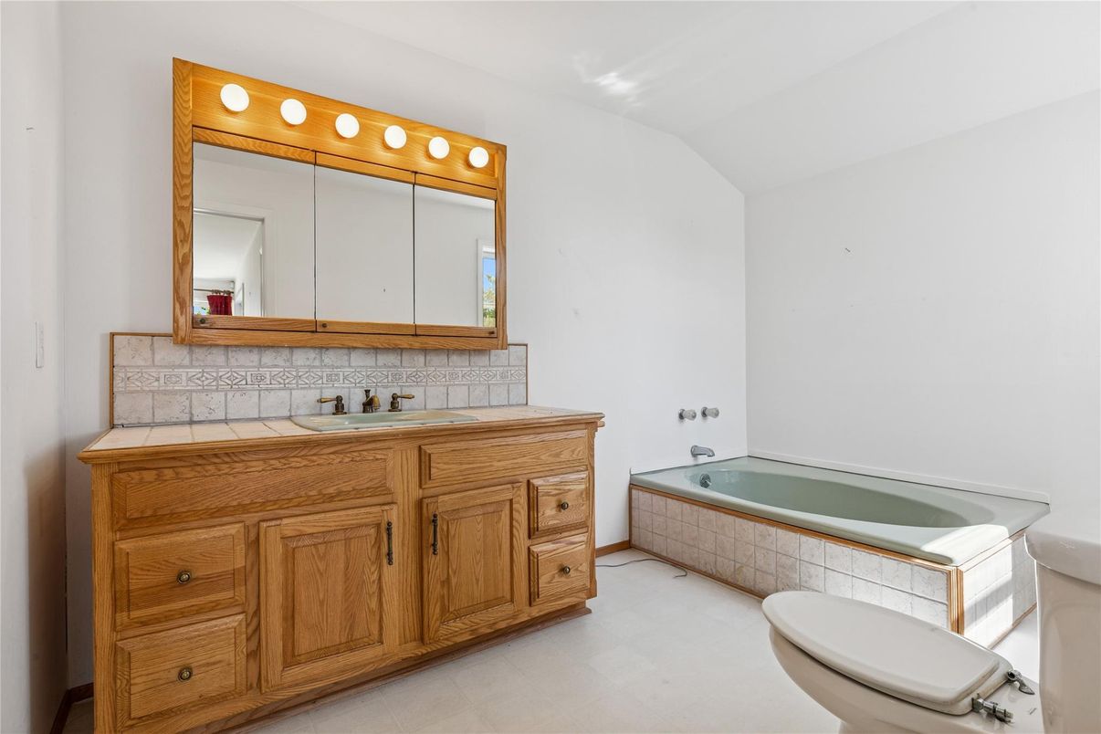 Bathroom, Interior, Tile Countertops