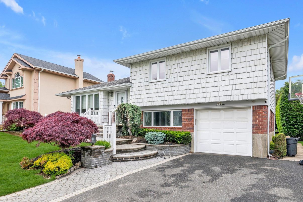 Attached, Exterior, Facade, Brick Facade, Split Level