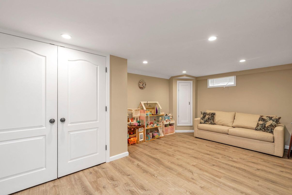 Interior, Recessed Lighting, Wood Texture Flooring