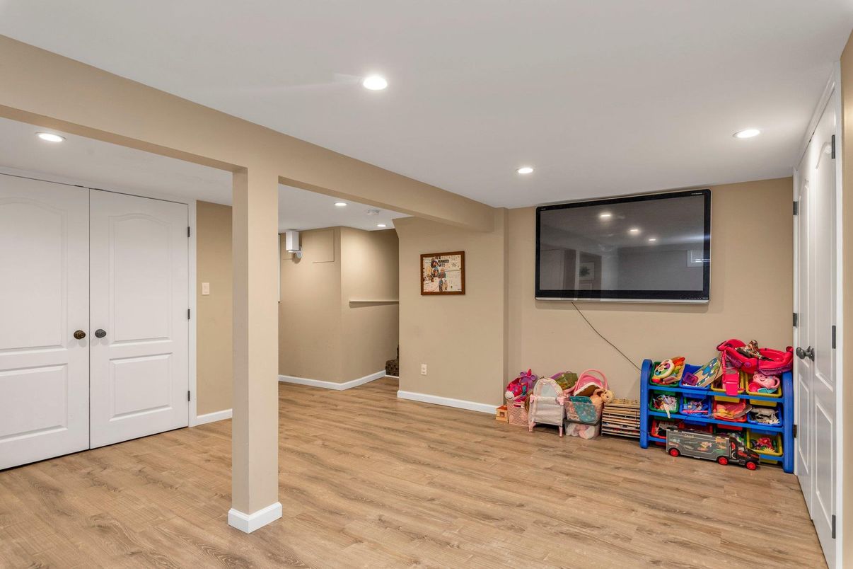 Interior, Recessed Lighting, Wood Texture Flooring