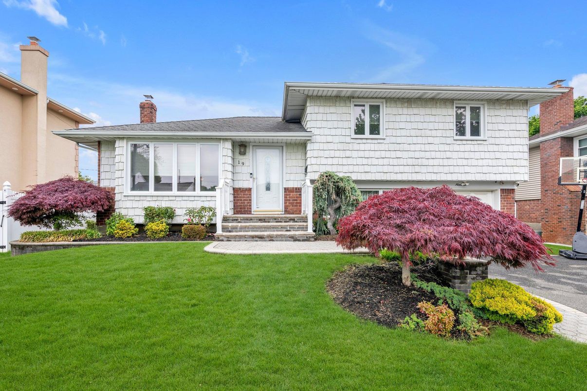 Exterior, Facade, Split Level