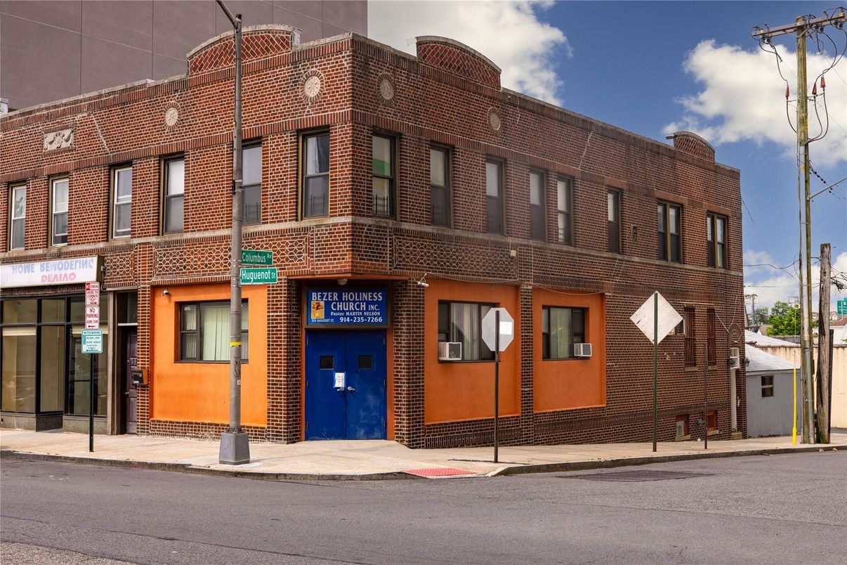 Exterior, Facade, Brick Facade, Rowhouse