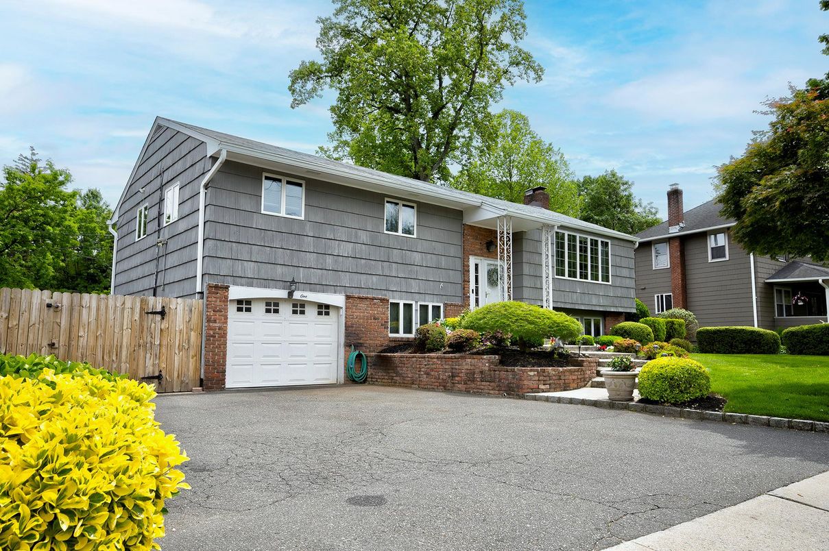 Attached, Exterior, Facade, Brick Facade, Raised Ranch