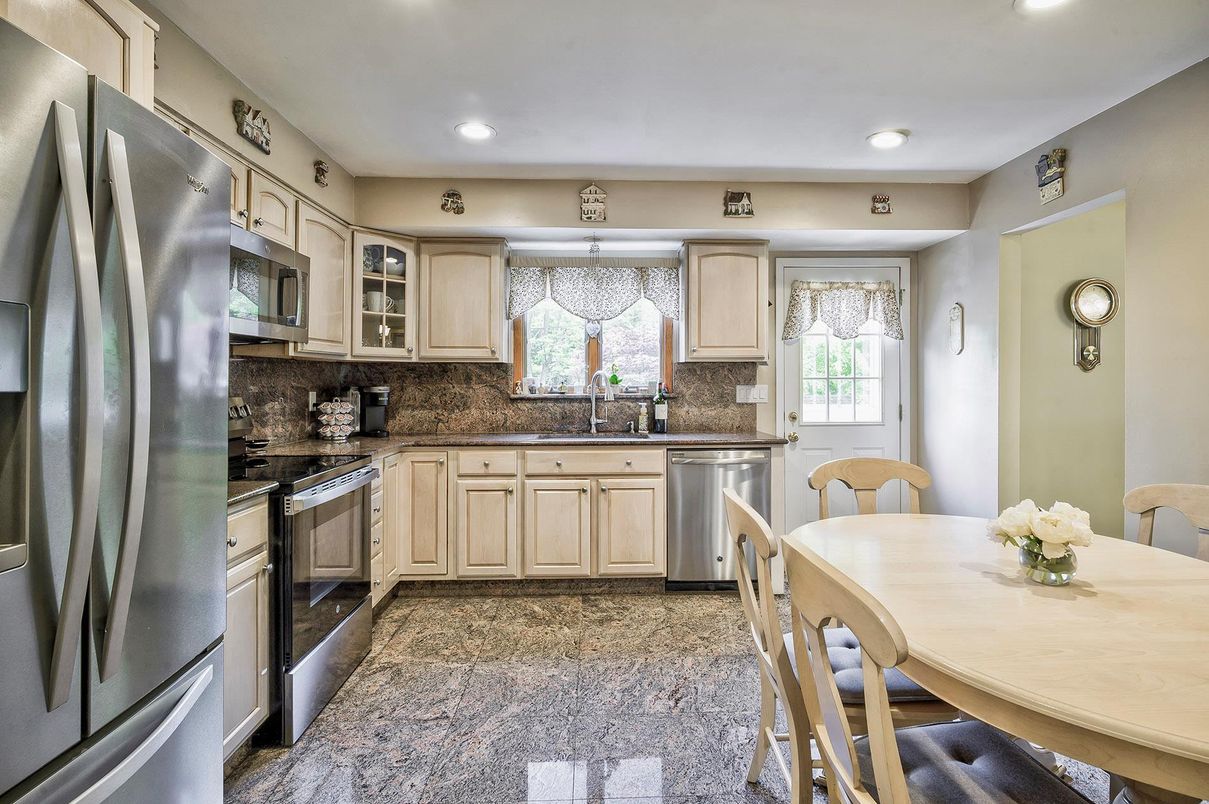 Dining room, Interior, Kitchen, Recessed Lighting, Stainless Steel Appliances