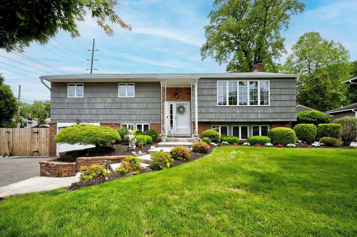 Attached, Exterior, Facade, Raised Ranch