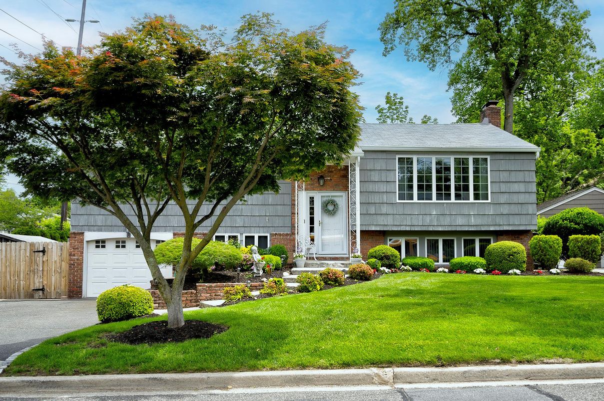 Attached, Exterior, Facade, Brick Facade, Raised Ranch