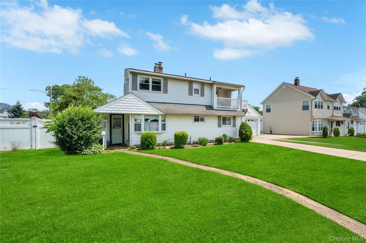 Backyard, Exterior, Facade, American Foursquare