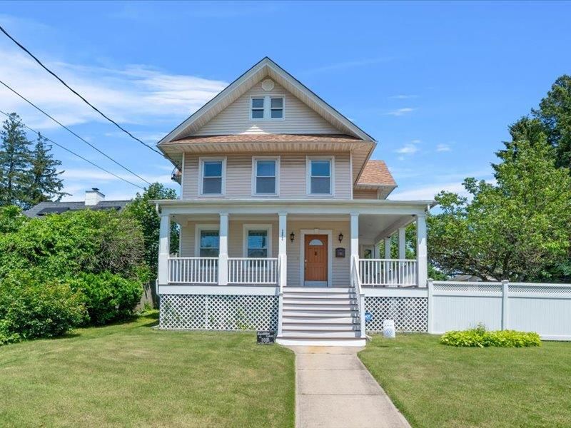 Exterior, Facade, Queen Anne Victorian