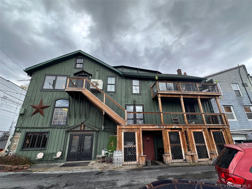 Exterior, Facade, Log Home