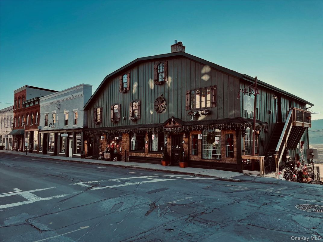 Exterior, Facade, Farmhouse