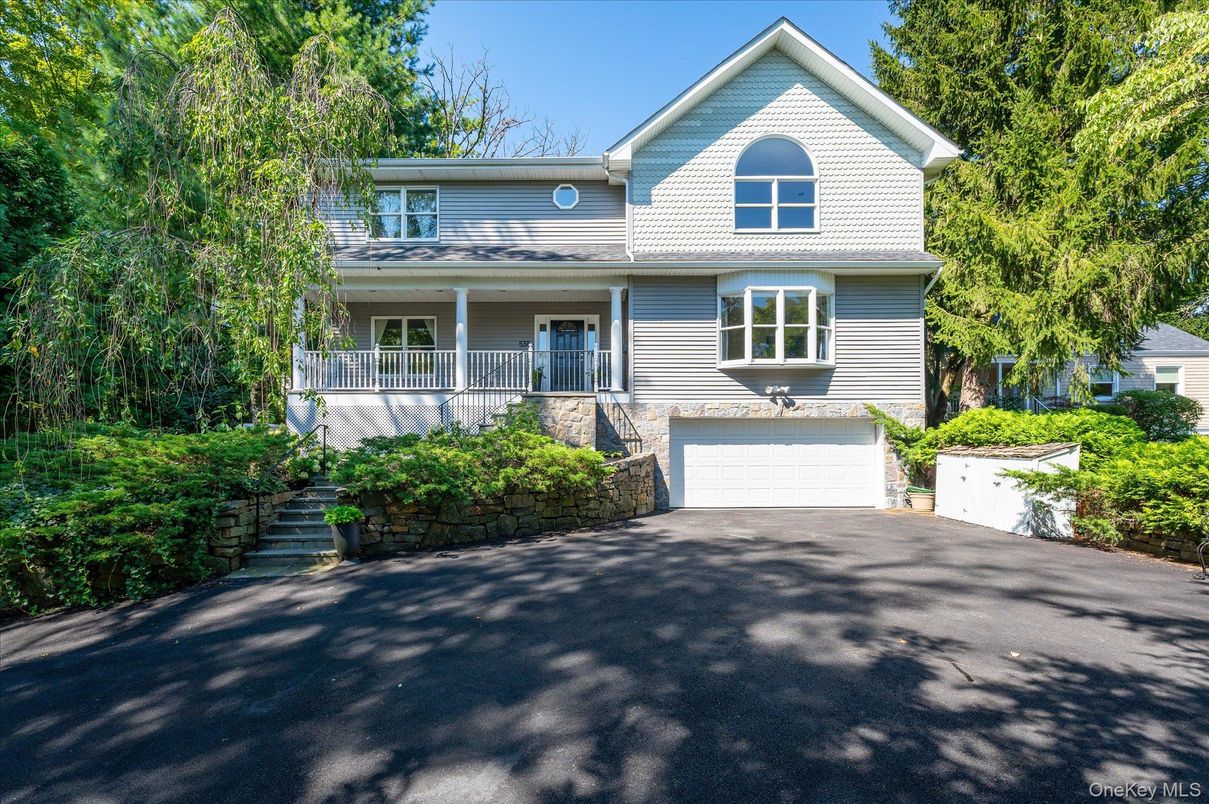 Attached, Exterior, Facade, Queen Anne Victorian